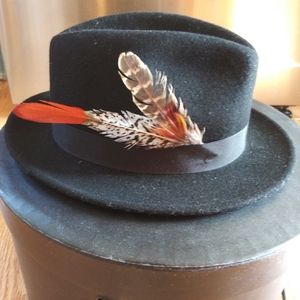 MOVING OUT SALE -EUC Goorin bros wool fedora hat+original hat box+feathers.